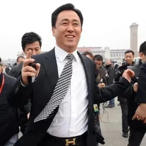 翻了许家印以前的照片我严重怀疑他早就算到了今天。因为照片很明显的一个细节，就