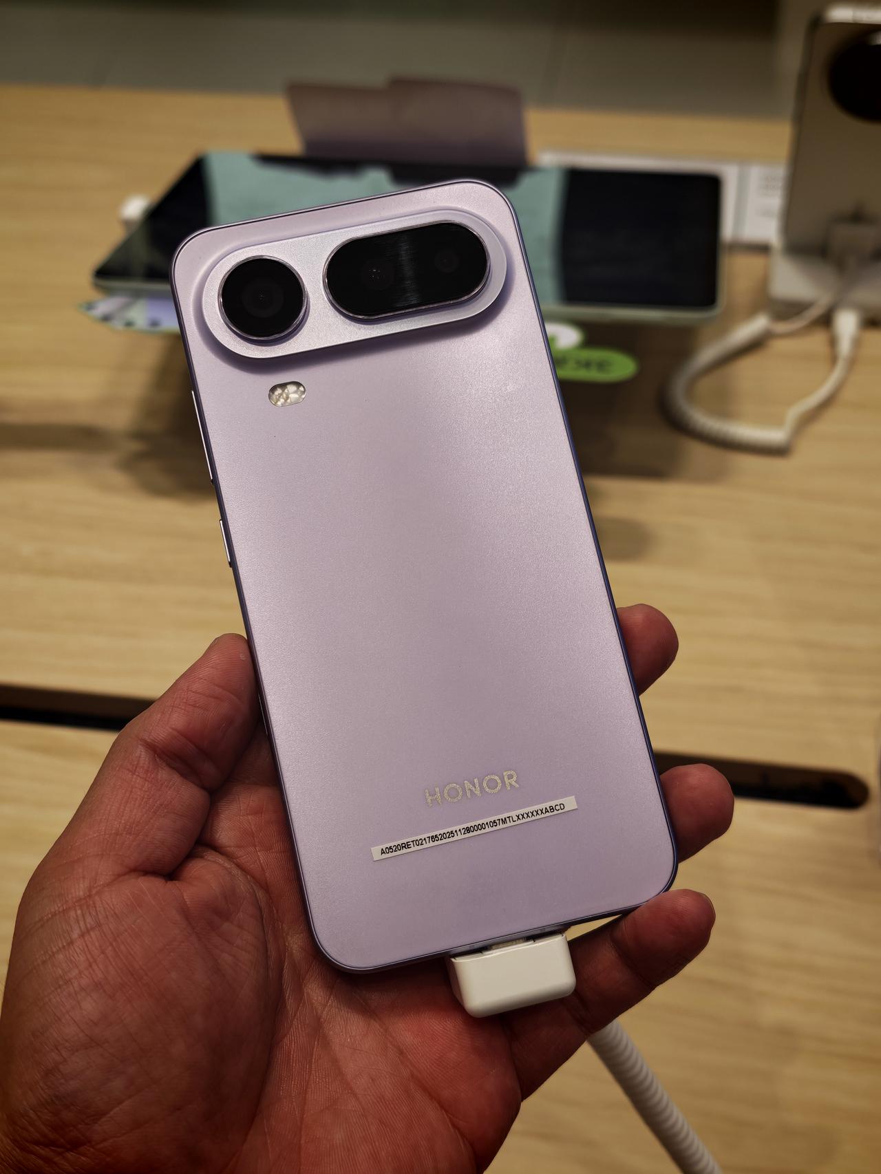 门店有Magic8ProAir可以摸了。配置参数也全都有显示。确认了，手