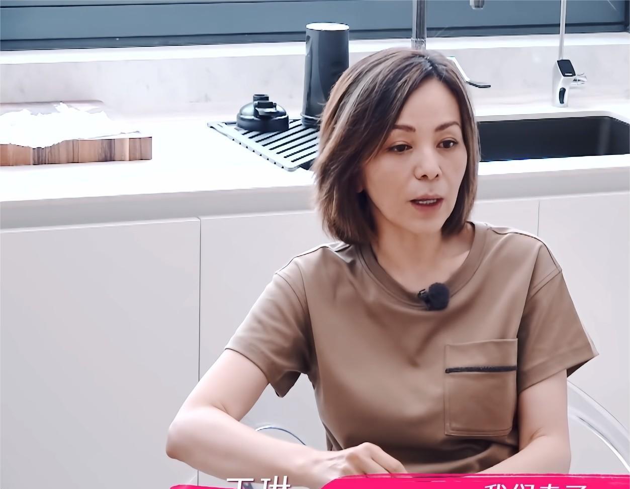 王琳看后都会被逗笑吧？！王琳一句平常话被网友过分解读，变成“吐槽大会”。在综艺