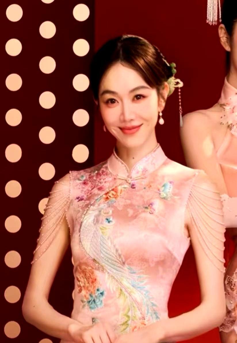 牵线人是宋丹丹，老公是银行行长，40岁的姜妍，瞒得我们好苦。拿了白玉兰女配