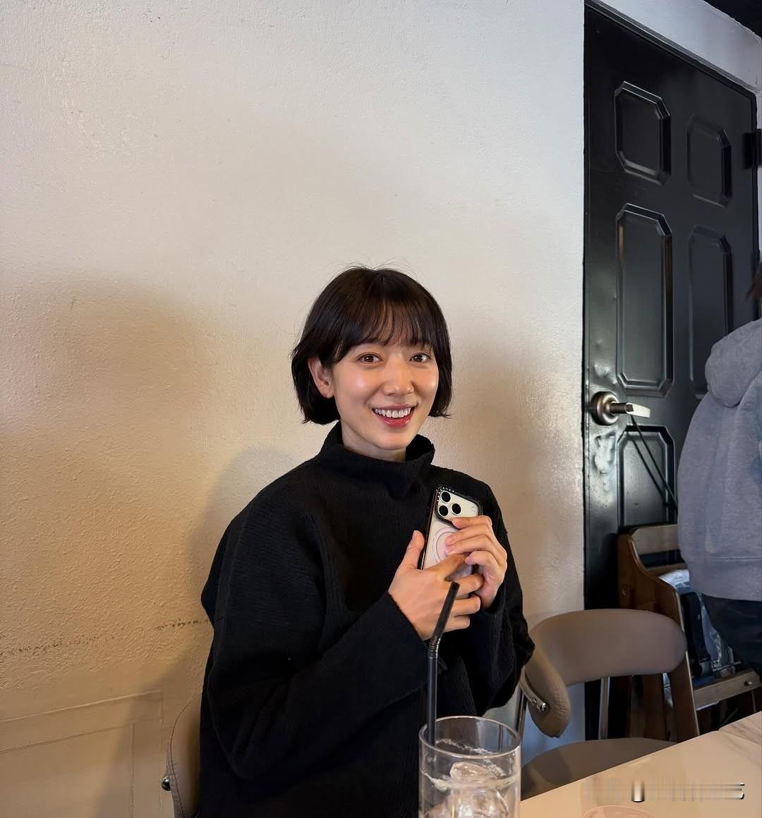 4日，演员朴信惠在自己的Instagram上发布了几张照片。公开的照片中，朴信惠