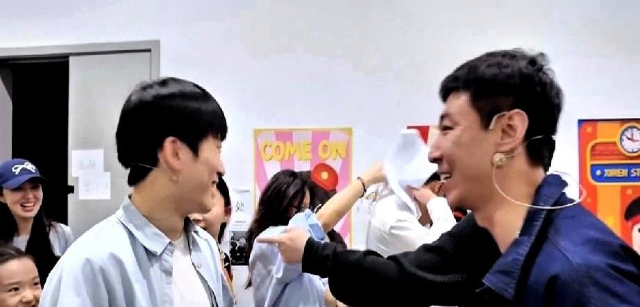 董璇带女儿探班张维伊，小酒窝非常喜欢张唯伊，和他处成了好朋友。小酒窝一见到他