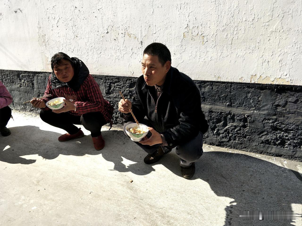 每天靠墙蹲一蹲会长寿，那我们甘肃好多农村人习惯靠墙蹲着吃饭怎么说?
