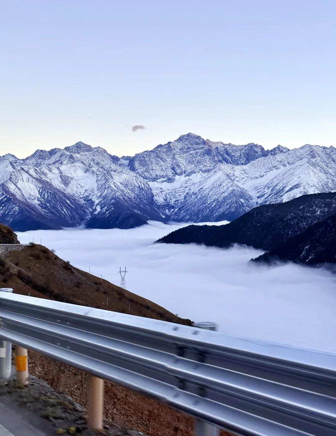 11.6实拍！日照金山和云海同框太震撼了！！！！！秋日长椅三分钟成都周边游