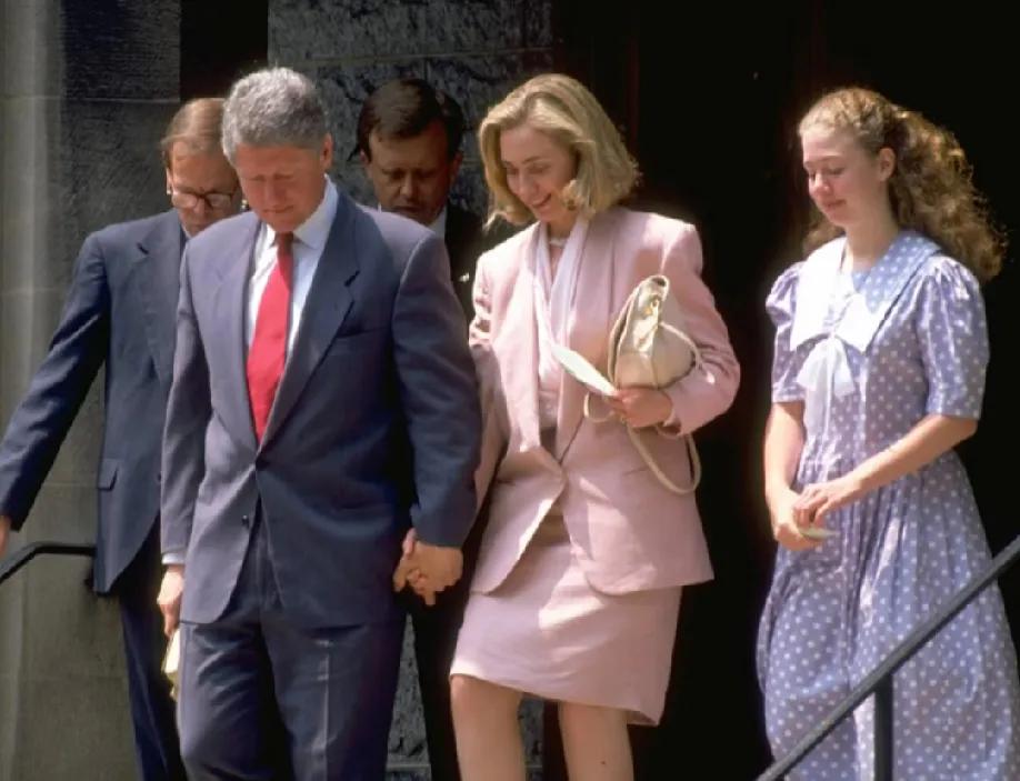 一边嫌弃,一边不离不弃。执子之手，与子偕老。是不是在说克林顿和希拉里这对好夫