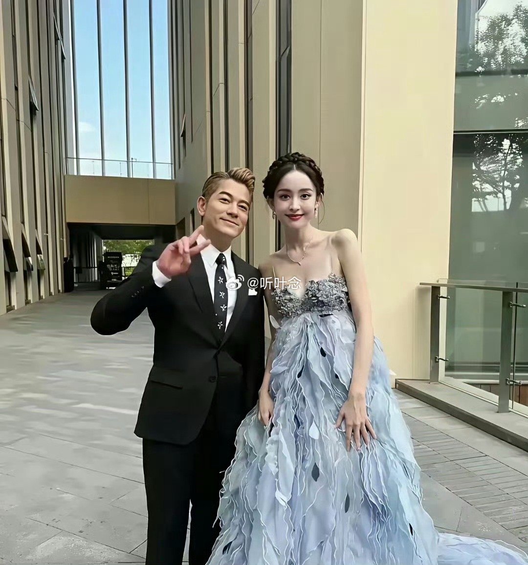 不怪郭富城忍不住跟她合照。作为一个女人，我都心动不已