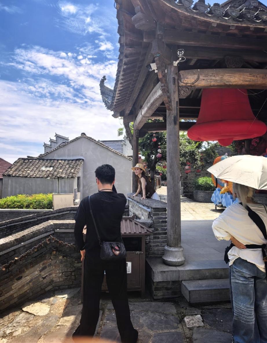 7月26日，方媛回到老家安徽芜湖西河古镇拍摄，路人镜头下鼻子好大，有个性，但脸有