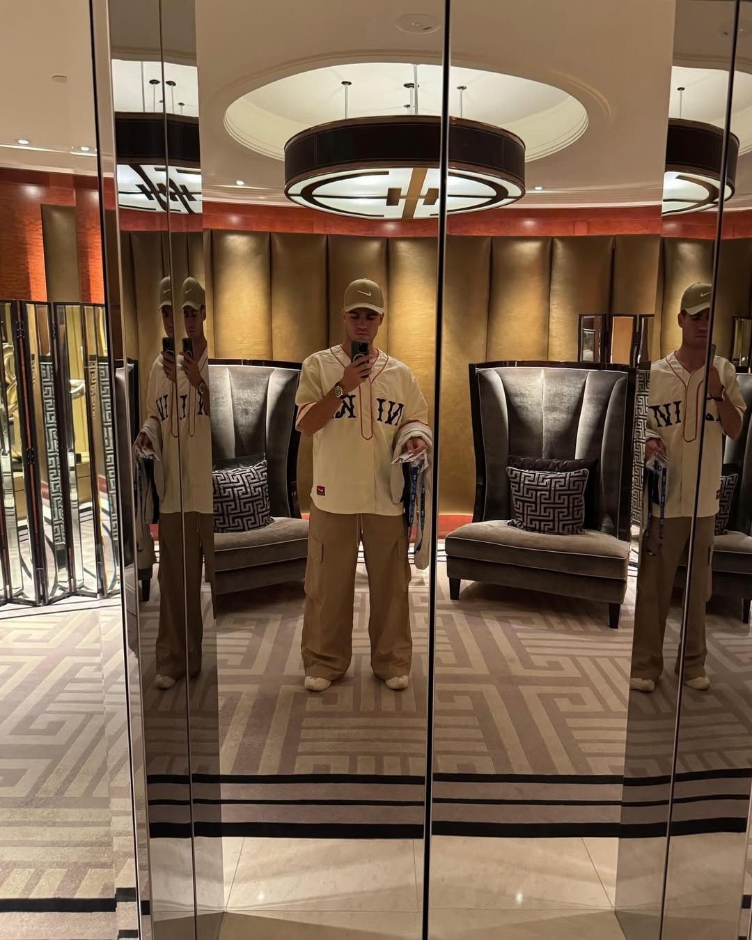 很喜欢阿卡每次大赛结束后，都会po出自己在期间记录的那些生活化的碎片，包括那些角