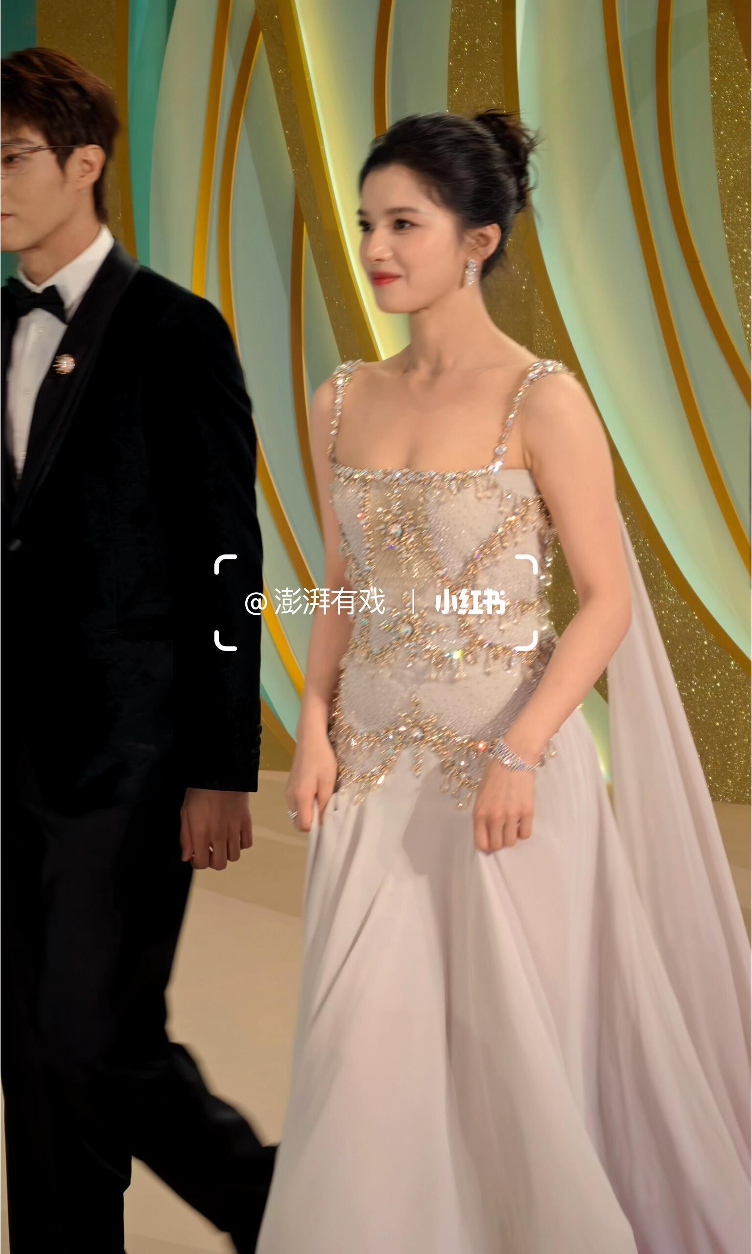 张婧仪好完美的一颗头白玉兰红毯生图合辑📷