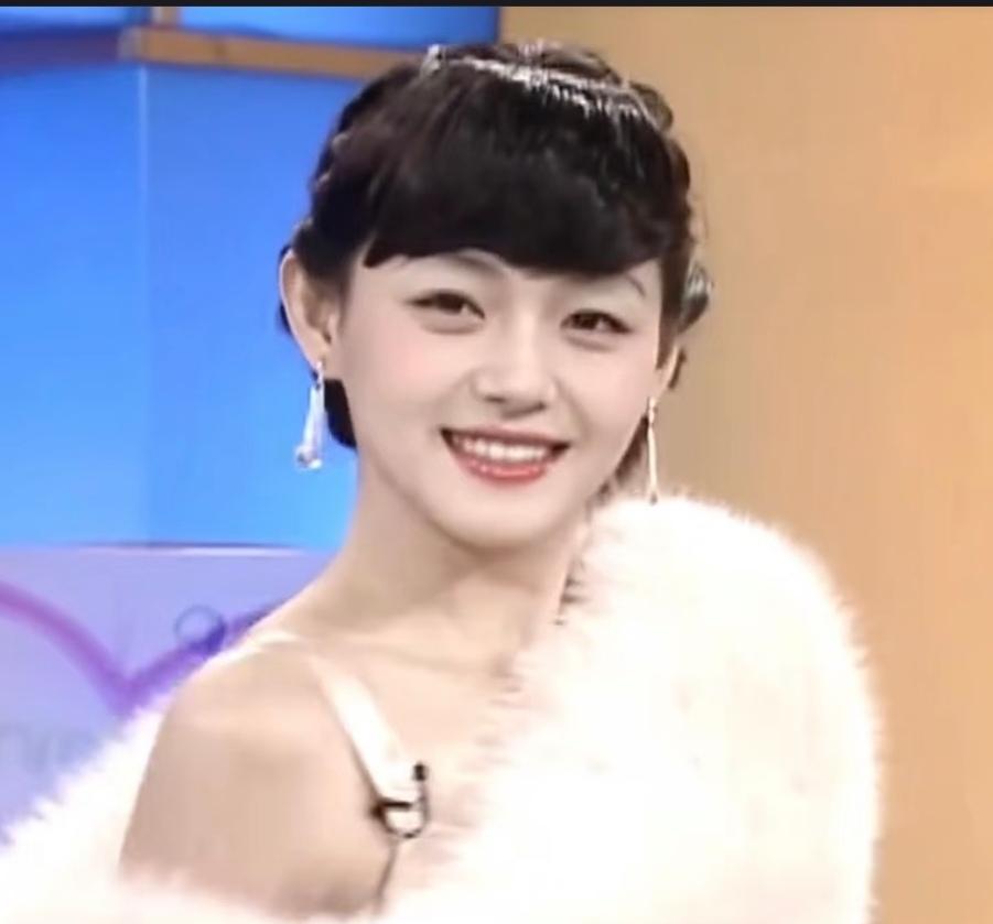 大S早期这个造型——厚厚的齐刘海、搭配当时的穿搭装扮，第一眼看上去，真的有点奥黛