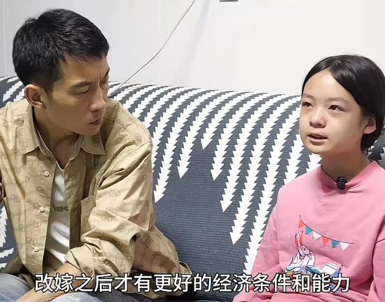 看的人眼泪直流！爸爸去世，妈妈选择改嫁，希望10岁的女儿能理解自己！女儿为了