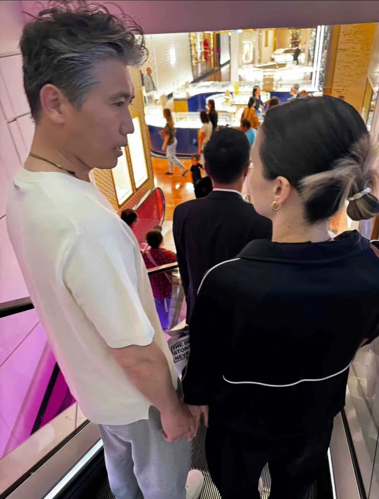 巴黎有人偶遇李乃文——录完《地球超新鲜》，他牵着妻子在人流里安静排队，没保镖开路