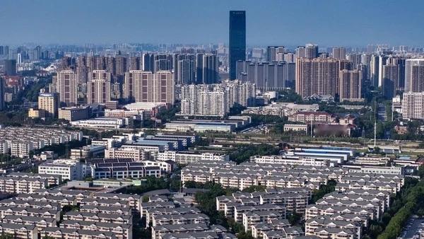 全国最强县5600亿。近年来我国县域经济持续壮大，千亿GDP县域已超70个，江