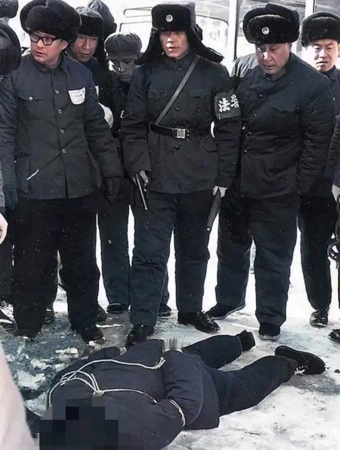 1980年，哈尔滨郊外刑场，死刑犯王守信被枪毙后，留下的一张老照片，此时的她已经