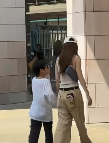 baby带小海绵外出被偶遇，小帅哥带着墨镜，看起来跟妈妈一样潮哟。