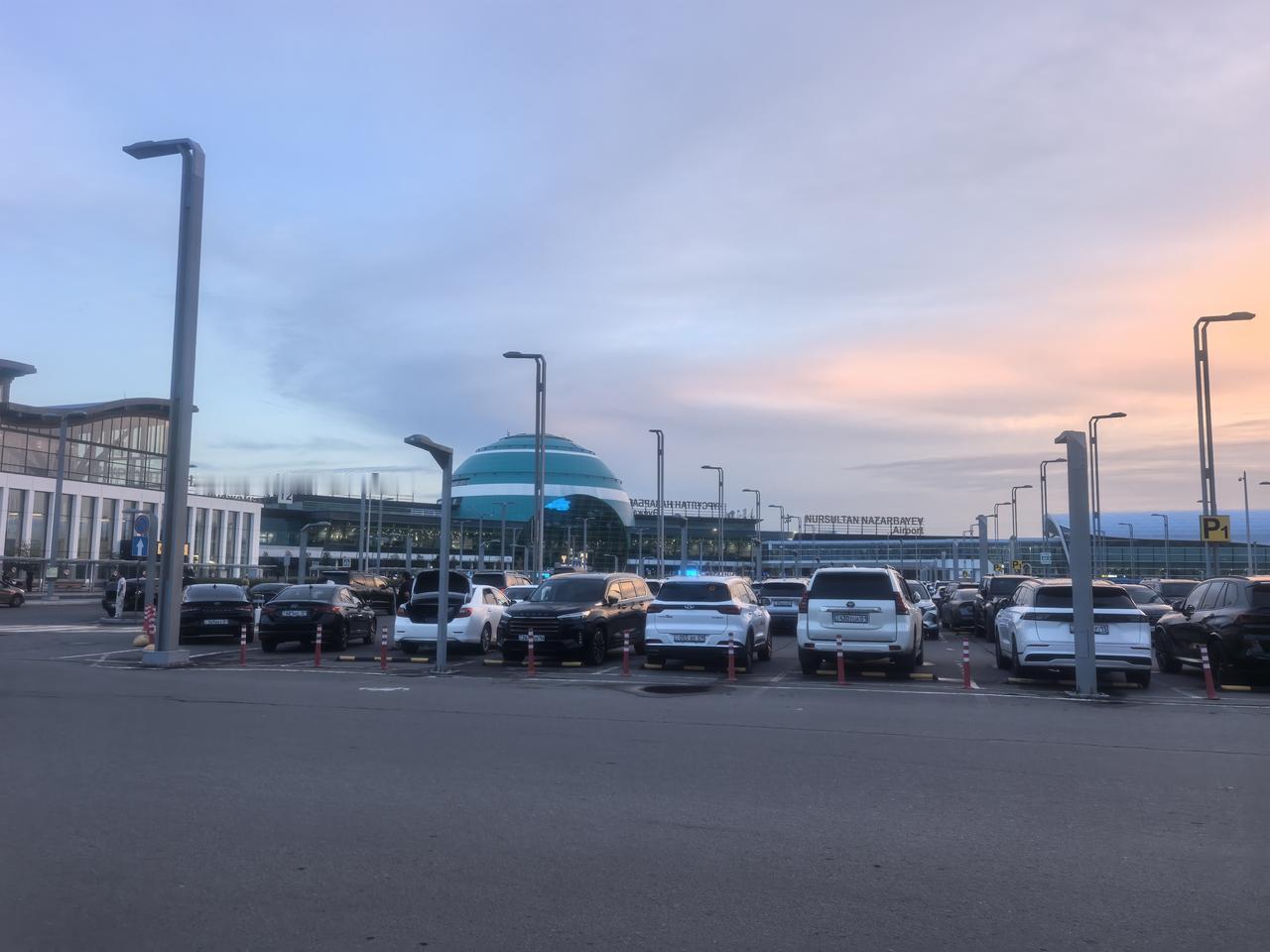 来到哈萨克首都阿斯塔纳，找到十足大都市模样。这里跟乌兹的塔什干相比，有着更辽远的