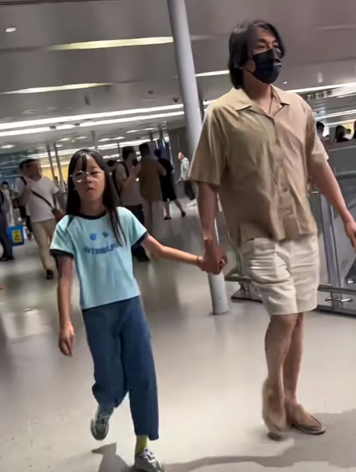 秦昊这状态也太洒脱了吧。一身休闲牵着女儿的手，悠哉悠哉的走着，想不到的是，老婆伊