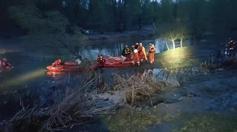 山西朔州春灌放水，两米水墙瞬间将21名烧烤者困于“孤岛”。有人踩肩爬树求生，消防