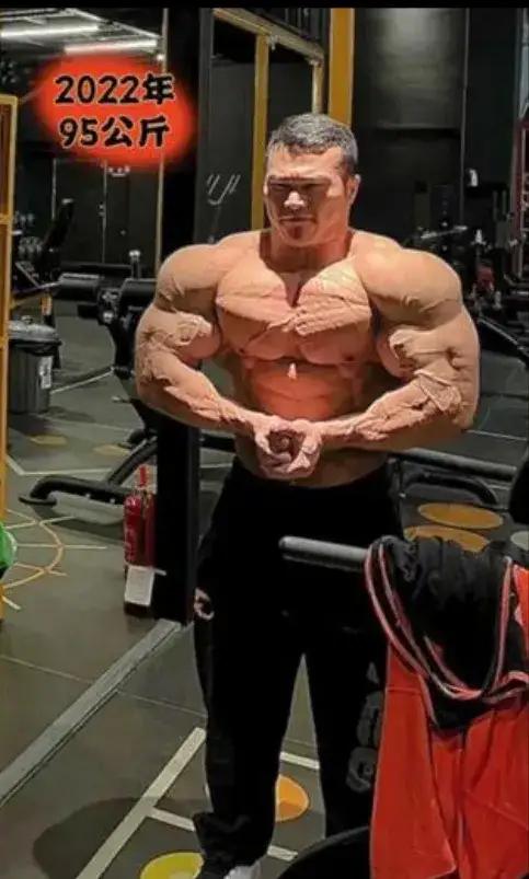为了在健美比赛里夺冠，王昆节假日里必须训练，大年三十与初一，都需要保持训练，他牢