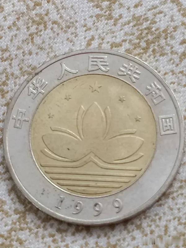 还有以重大历史事件为主题的纪念币，像香港回归纪念币。它是一个时代的重要见证，19