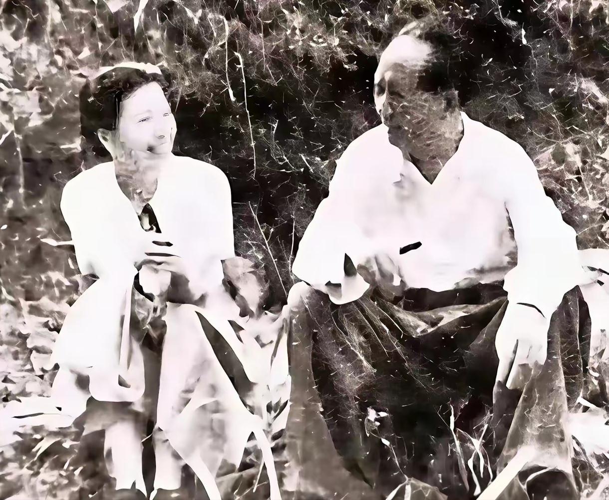 毛主席，中国农民永远怀念您！毛主席视察农村工作的路上，席地而坐于路畔田埂，接地