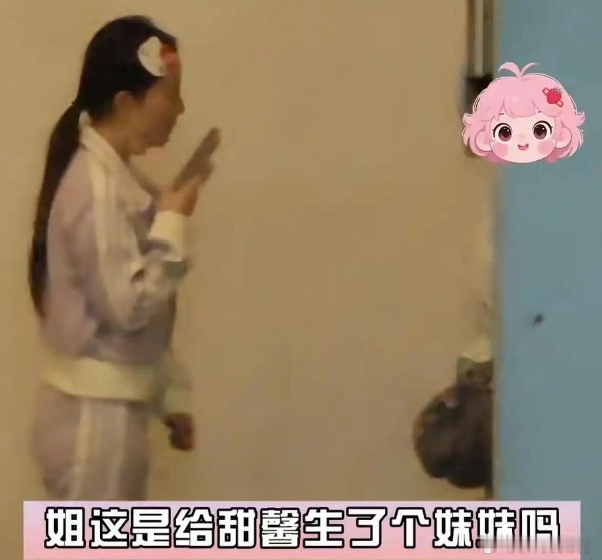 曝44岁李小璐疑似生二胎，与保姆带娃外出，小姑娘已经三岁了！
