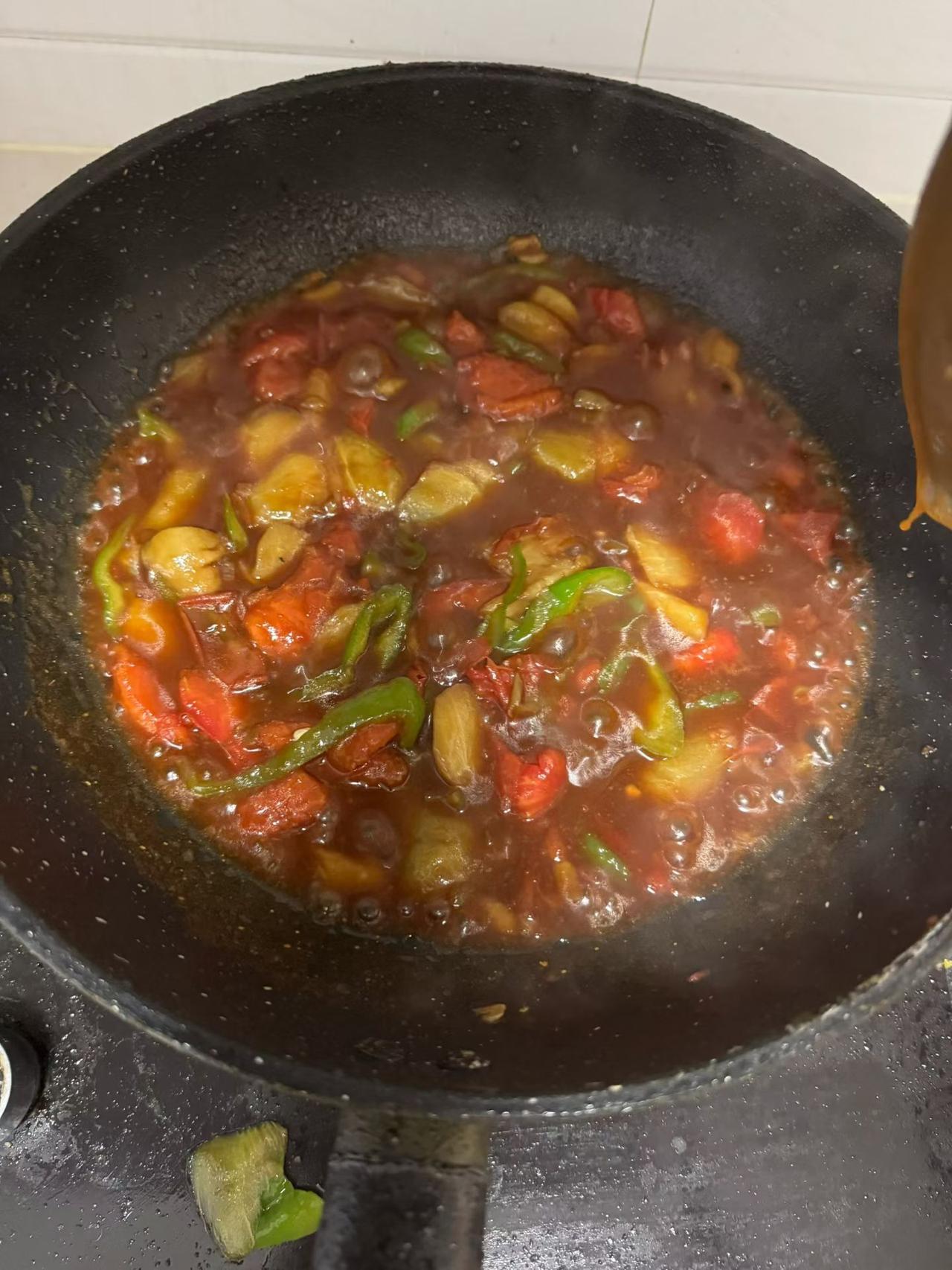 我自己做的晚饭：下饭菜是“地三鲜”，原料有茄子、西红柿和辣椒！主食是大米饭！