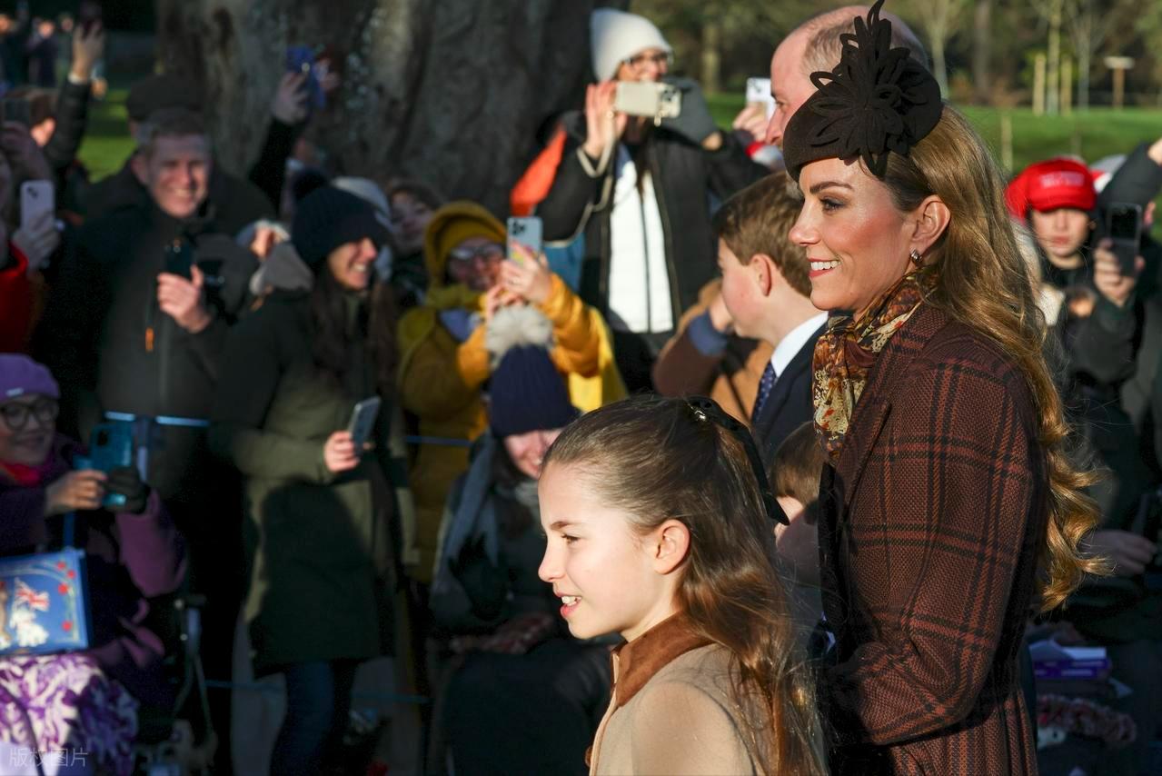 凯特威廉一家四口好幸福啊[玫瑰][爱心]圣诞晨祷活动人山人海，王室成员们太受欢