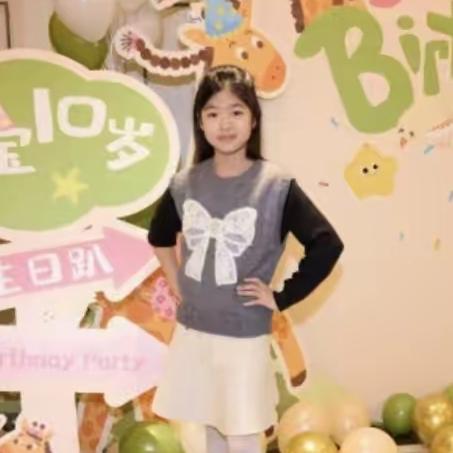 真是一白遮百丑，章子怡女儿醒醒模样大变，再也不是之前又黑又土的模样了，打扮