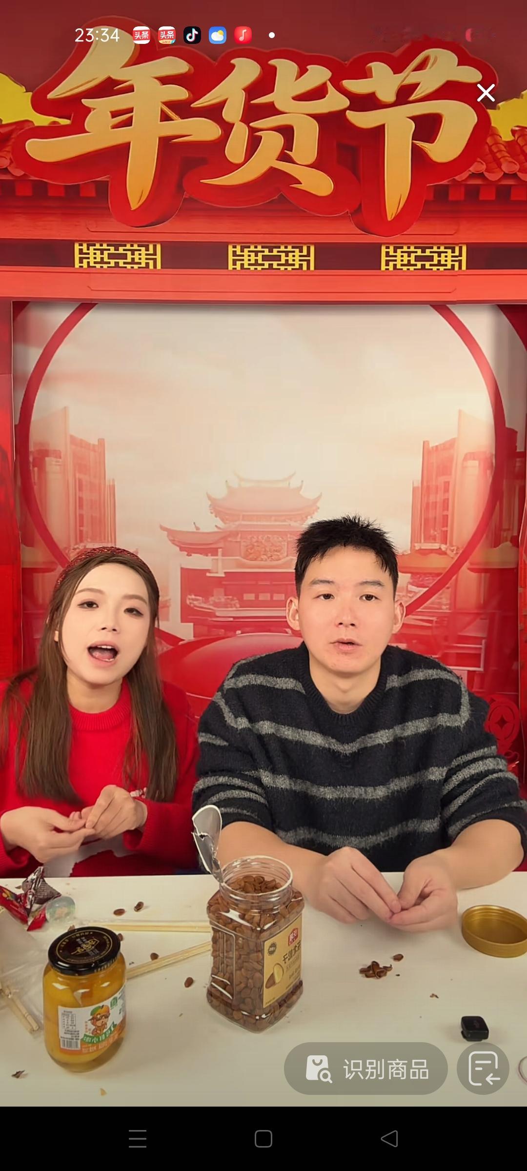 谢浩楠兄妹直播到深夜，看来谢浩楠应该是放寒假了，能有时间来妈妈的直播间给直播间里