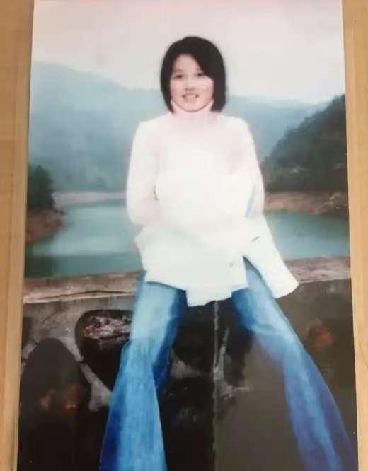 2004年，福建一名女大学生在校园内失踪，她的富豪父亲为了找到女儿，不惜关掉生意