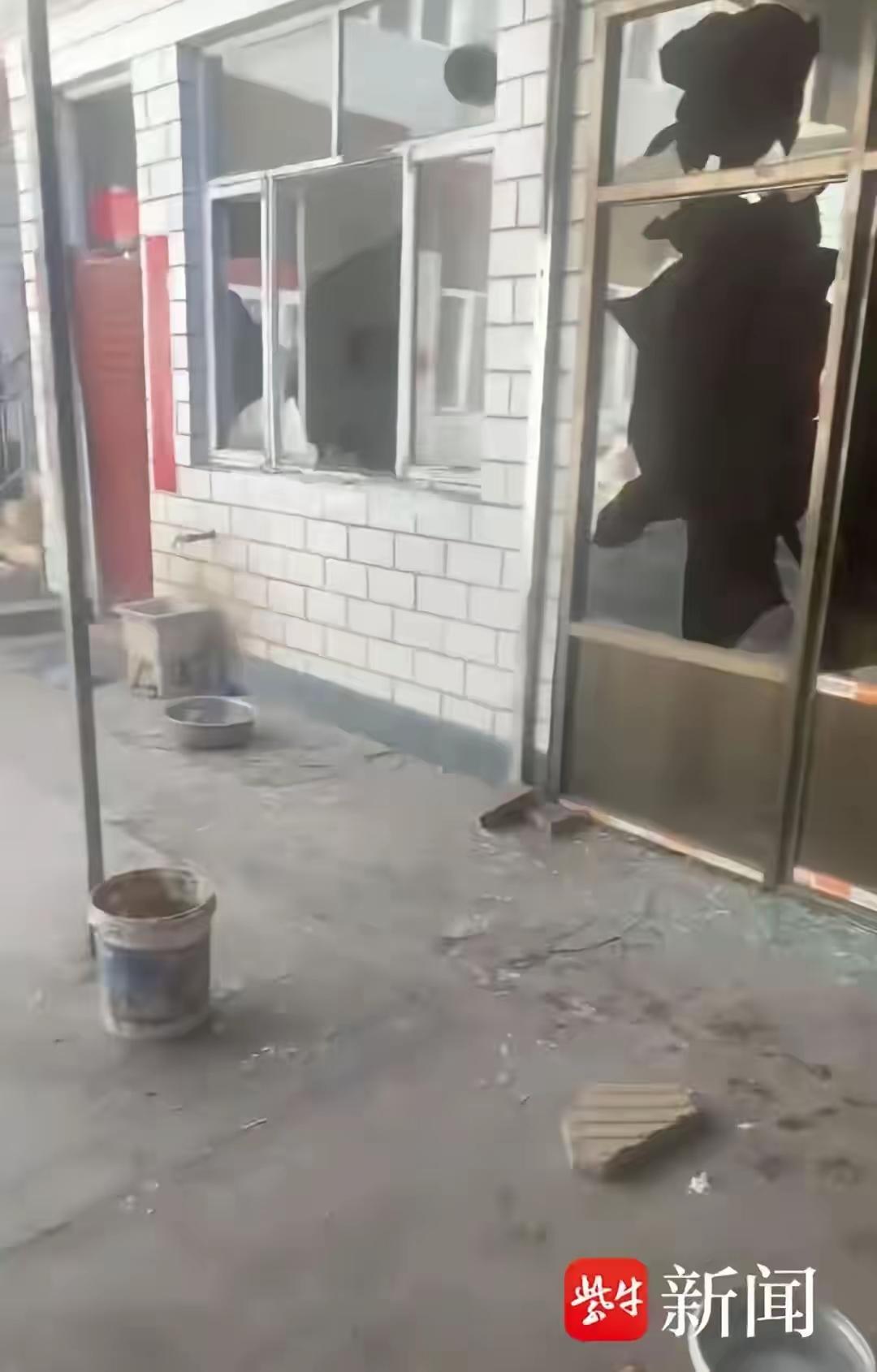 重点是狗主人方说“赤手空拳”去的。这就有一个疑问了：赤手空拳就能把别人家里砸