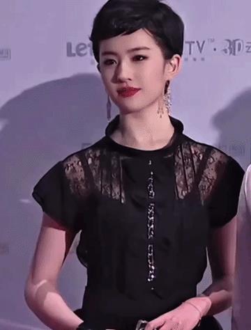 刘亦菲居然还能hold住这种又丑又老气的微商女强人发型？！这发型真的要多丑有多丑