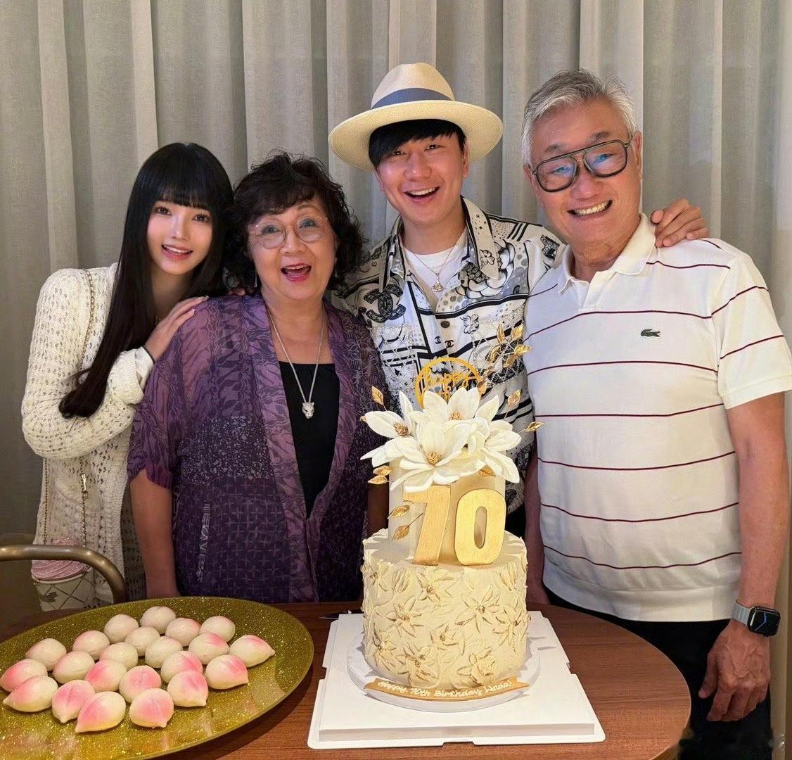 借妈妈过生日，林俊杰官宣了恋情，女友是24岁女网红七七！林俊杰发布合照为