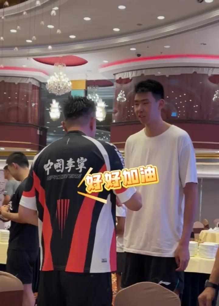 杜峰和徐昕和好了，今天是杜峰的生日，看到广东队队员一起给杜峰庆祝生日。也只有老将