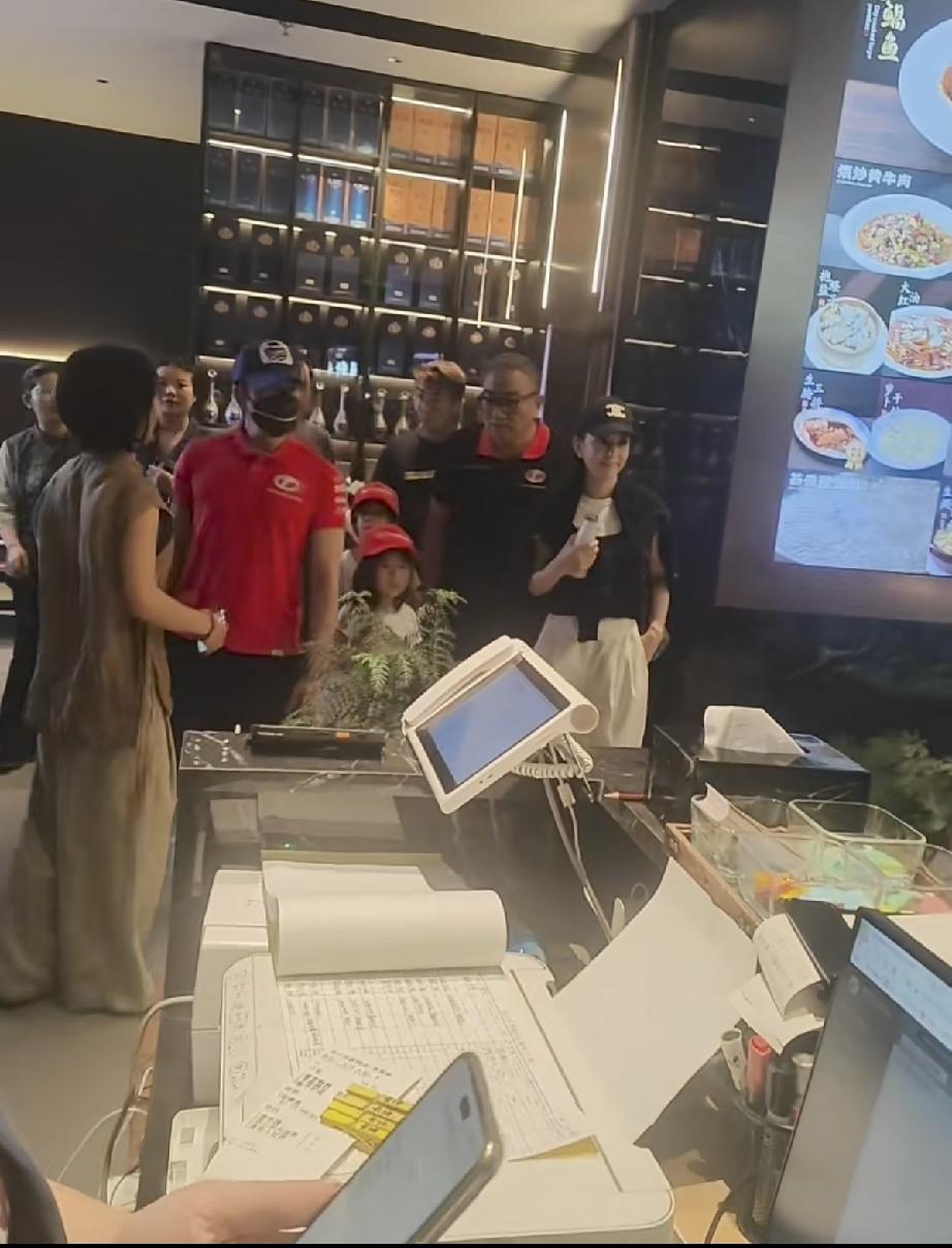 5月31日晚上，郭富城带方媛和两个女儿在宁波北仑区的一家饭店吃饭，两个女儿正面照