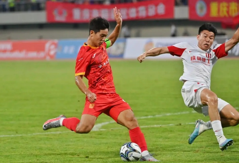 成都蓉城和重庆铜梁龙都有点意思，相继炒掉了曾经的功勋主教练徐正源和张外龙。2