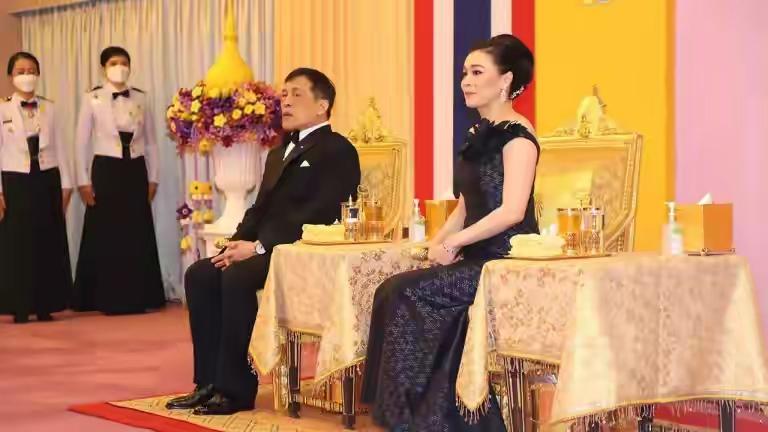 泰王50年首访华！揣三大刚需抱中国大腿，却转头给美国送订单？真·破天荒！中