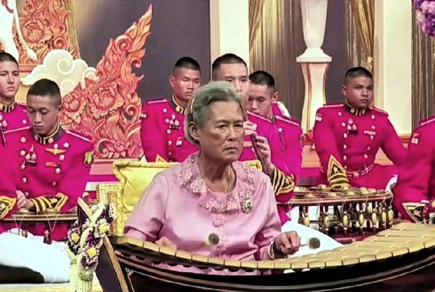 诗琳通瘦了很多，两颊凹陷，脸色欠佳，眼袋也重，越发像老年时的普密蓬了。为了十月