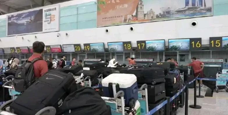 清单来了，国足行李为啥多终于解密了！！国足出国打比赛因为行李多被骂上了热搜，导