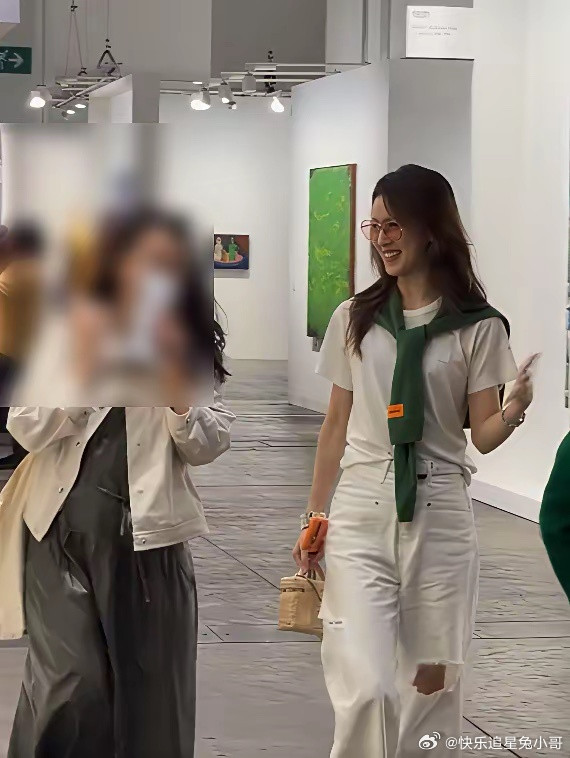 有网友在香港巴塞尔艺术展偶遇奶茶妹妹章泽天，她与友人有说有笑的样子，看样子心情很