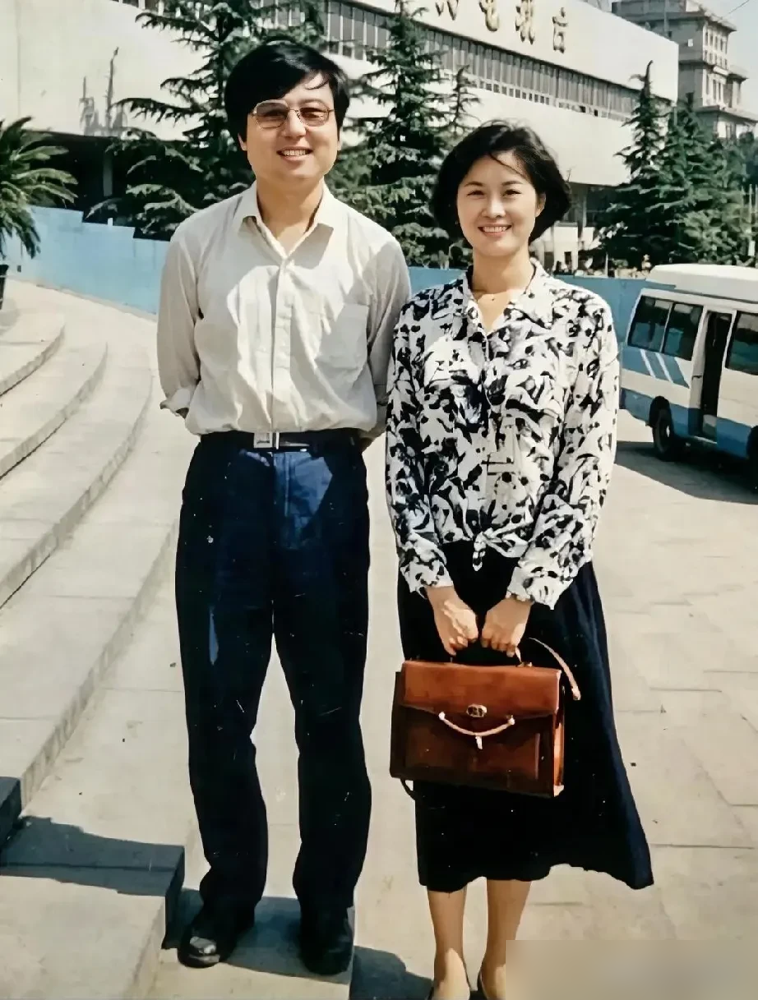 1994年，央视内部居然有人嫌敬一丹太温。那年她39岁，刚主持完55期《一丹话题》。领导一个电话打过