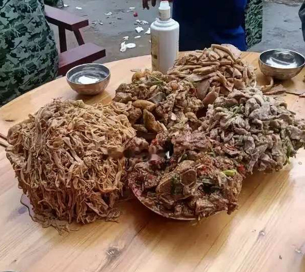 酒桌上的是啥？怎么下的去嘴啊。