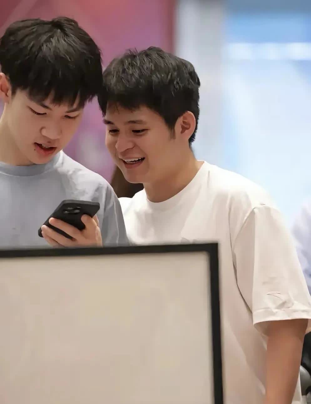 很多人认为男双应该把黄友政换成王楚钦，因为黄油的经验不足，容易限制小石头