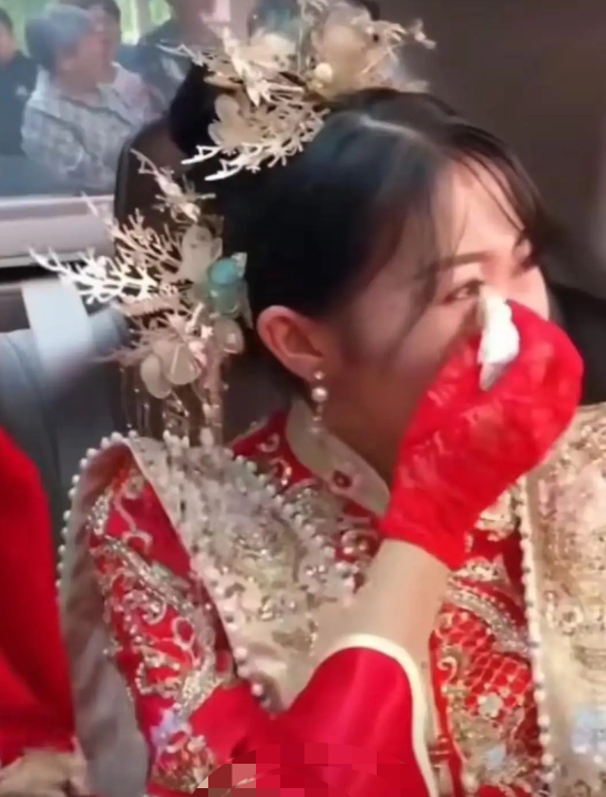 婚礼上，新娘突然提出要18万改口费，婆婆二话不说从包里掏出钱：
