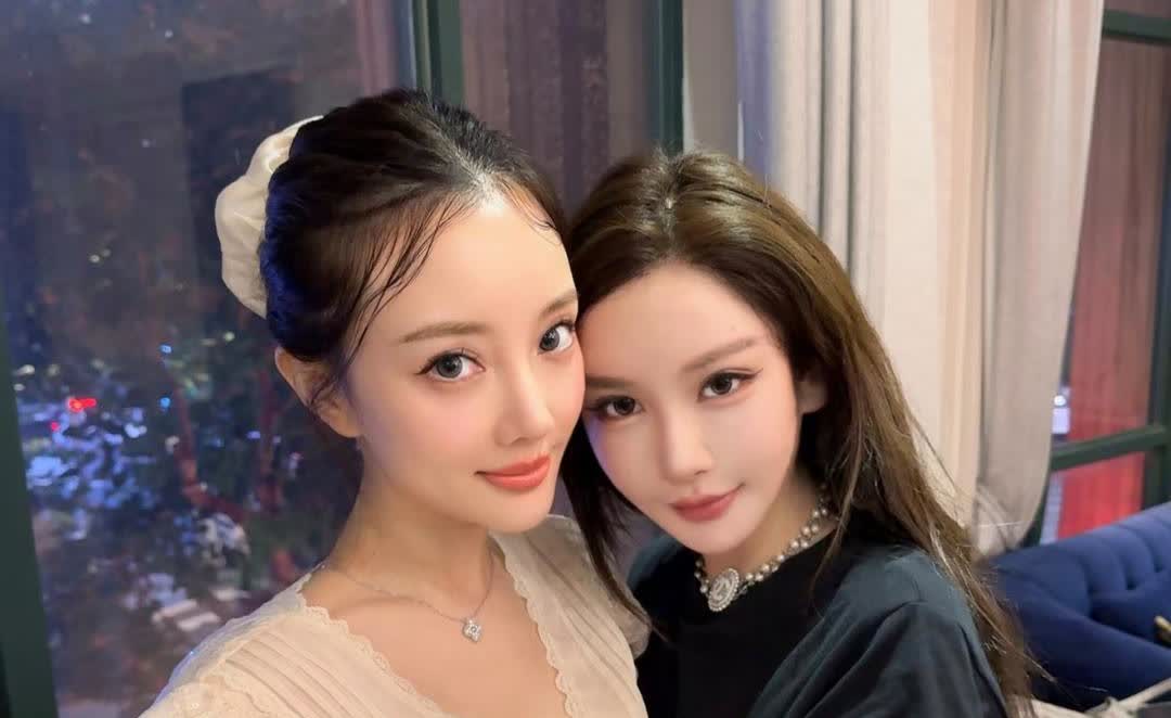 44岁李小璐和闺蜜聚餐，她现在越来越像网红了，美则美矣，但没有了灵魂，像一个玩偶