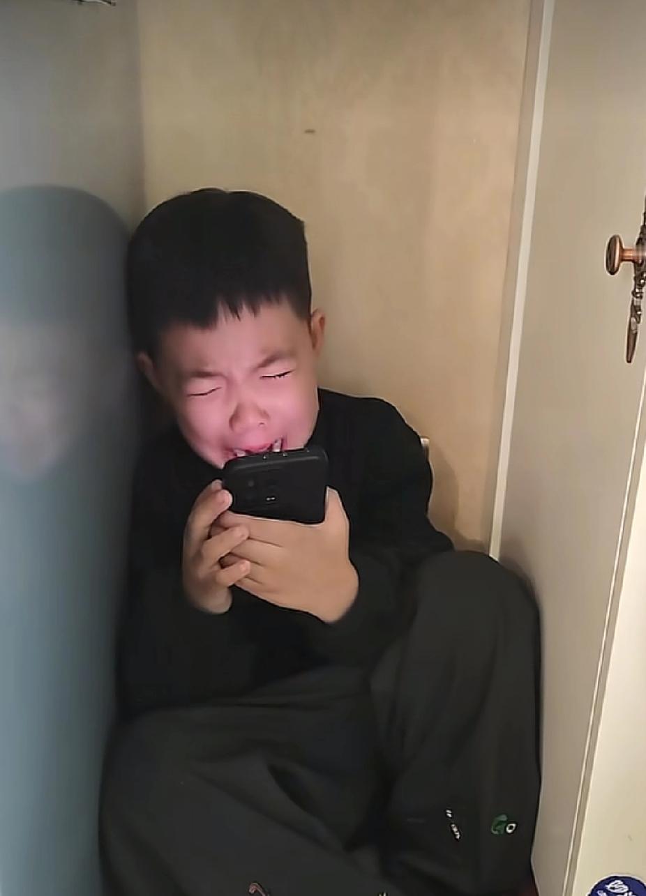 孩子爸爸下班回家，看见儿子坐在角落里盯着手机大哭，儿子说出的一句话，让爸爸瞬间泪