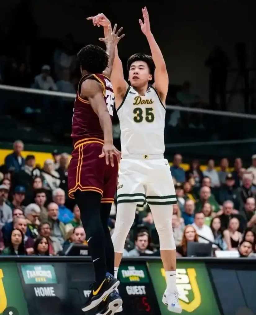 在美国打NCAA的王俊杰，很快就要满21岁了，在冲击NBA难关重重的前提下，他会