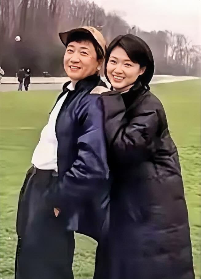 天呐！周涛姜昆年轻时这同框，太有画面感了吧！家人们快看！周涛和姜昆早年合影