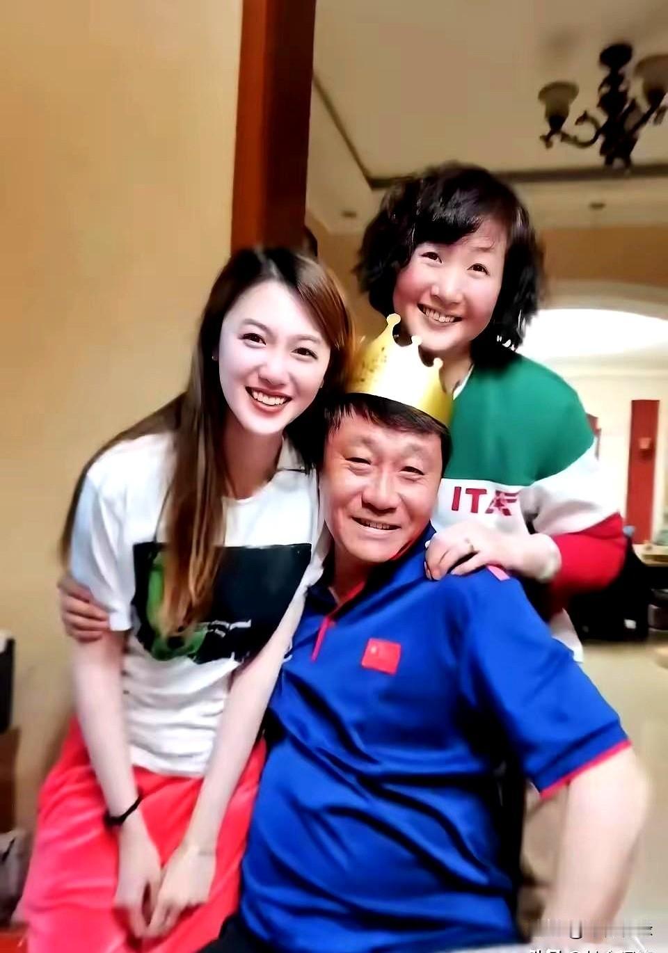 别再传了，高峰登记过的妻子就一个——范春玲。两人是辽宁体校老同学，2011年办